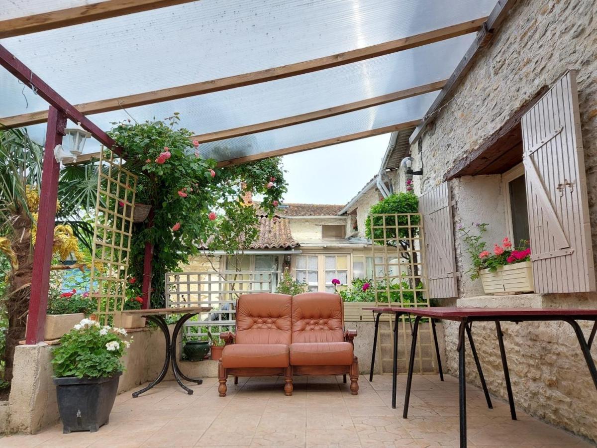 Chambres, Table D'Hotes Et Gites Les Mesanges Saint-Jean-de-Sauves المظهر الخارجي الصورة