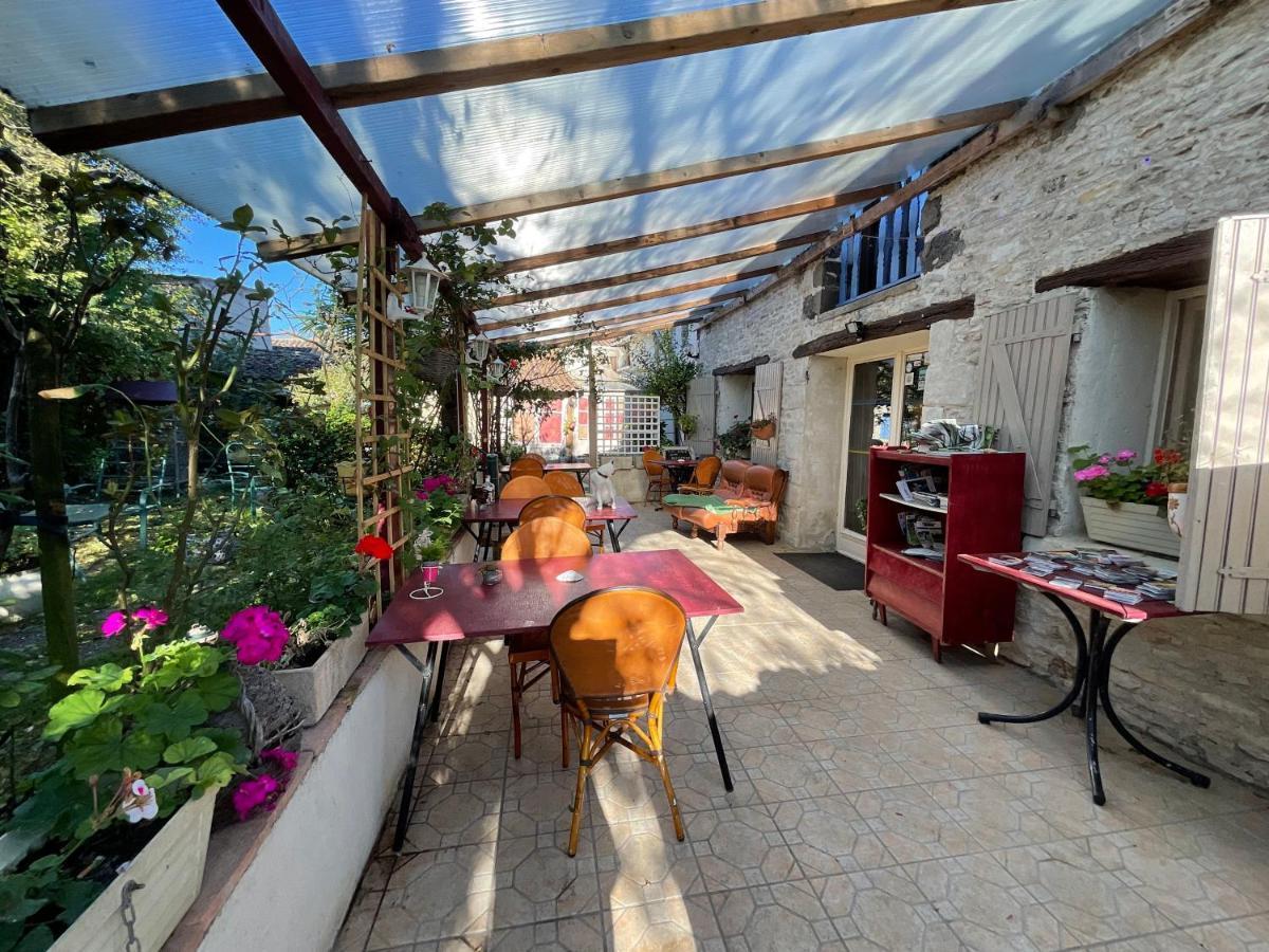 Chambres, Table D'Hotes Et Gites Les Mesanges Saint-Jean-de-Sauves المظهر الخارجي الصورة
