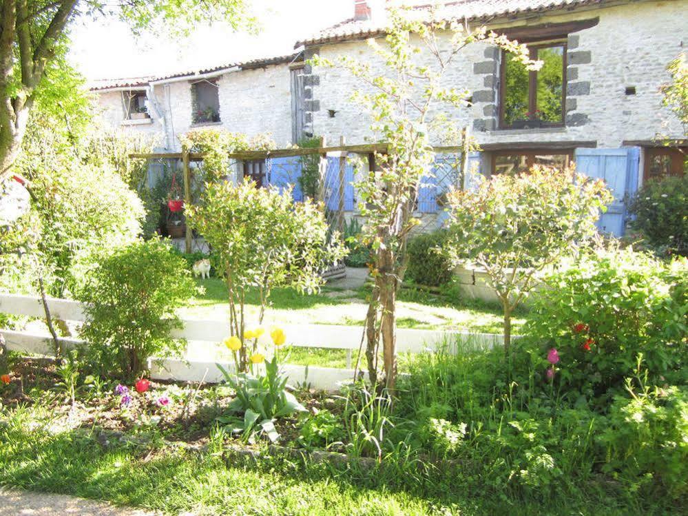 Chambres, Table D'Hotes Et Gites Les Mesanges Saint-Jean-de-Sauves المظهر الخارجي الصورة